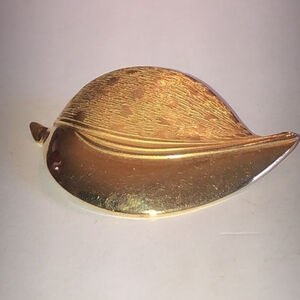 Giovanni Vintage Gold Tone Leaf Brooch Shoulder Pin